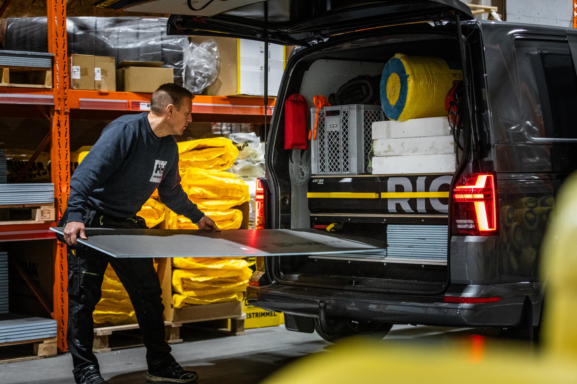 TEE Service håndverker laster materialer